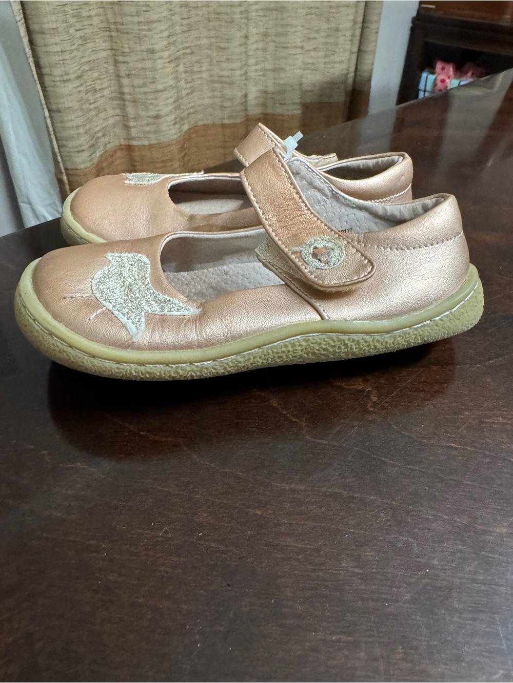 Livie & Luca Gold Mary Janes with Bird Appliques - Picture 2 of 3